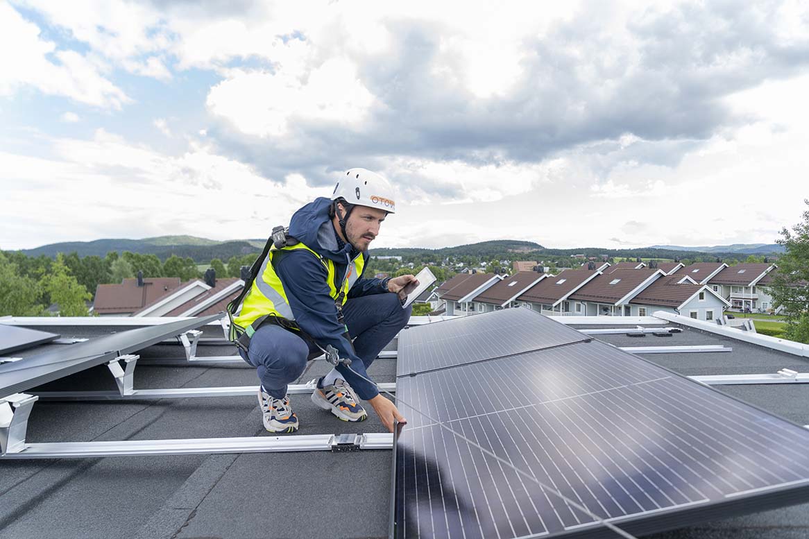 Otovo staff doing roof inspection